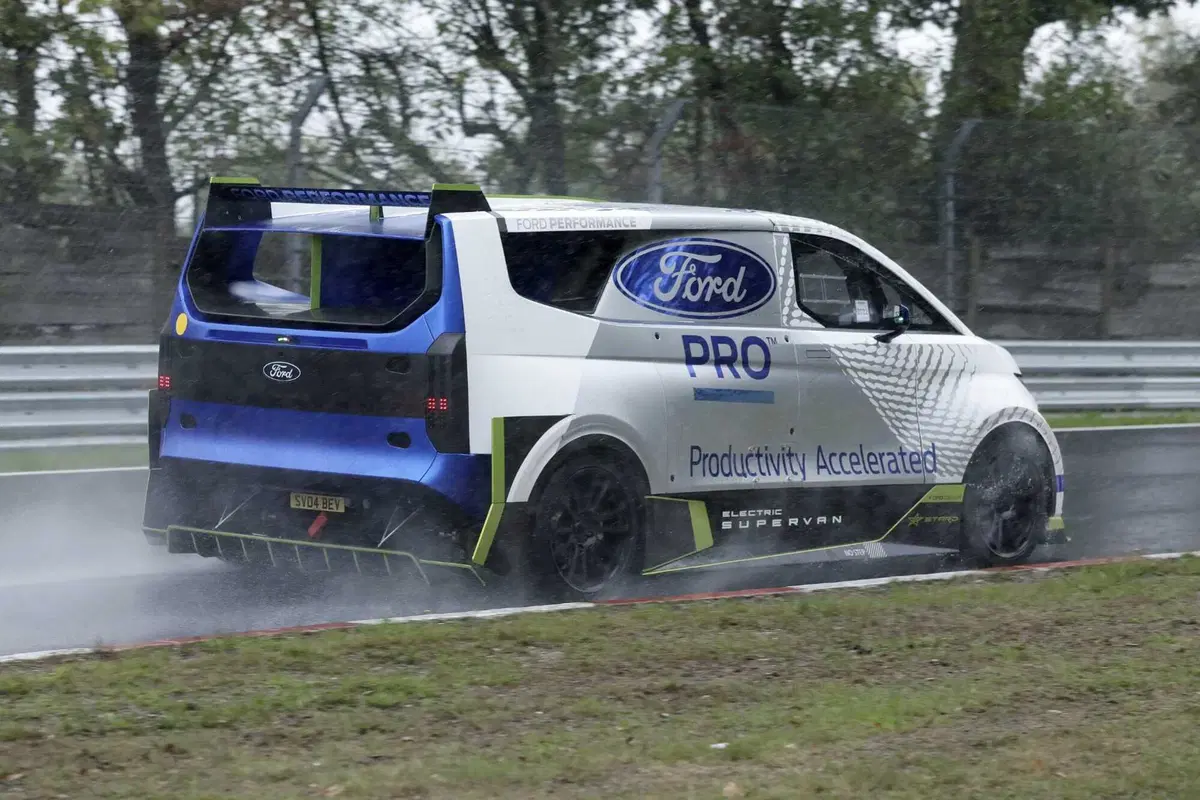 Ford Pro Electric Super Van, ecco le foto spia del Van sportivo (9)
