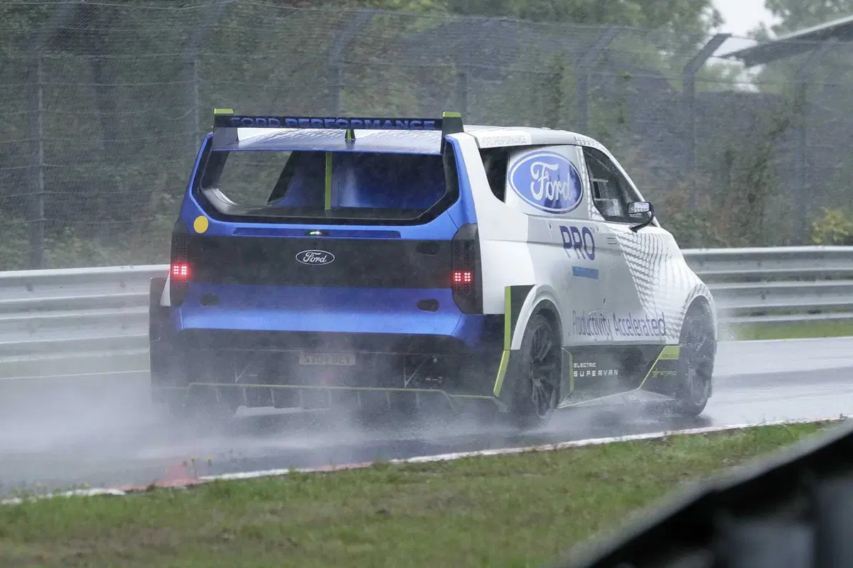 Ford Pro Electric Super Van, ecco le foto spia del Van sportivo (10)