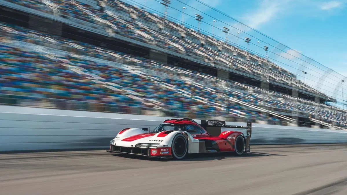 La Porsche 963 LMDh già in pista a Daytona: 2247 km di prove (da Stoccarda a Istanbul) (3)