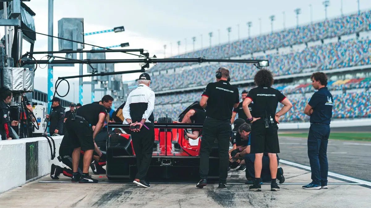 La Porsche 963 LMDh già in pista a Daytona: 2247 km di prove (da Stoccarda a Istanbul) (14)