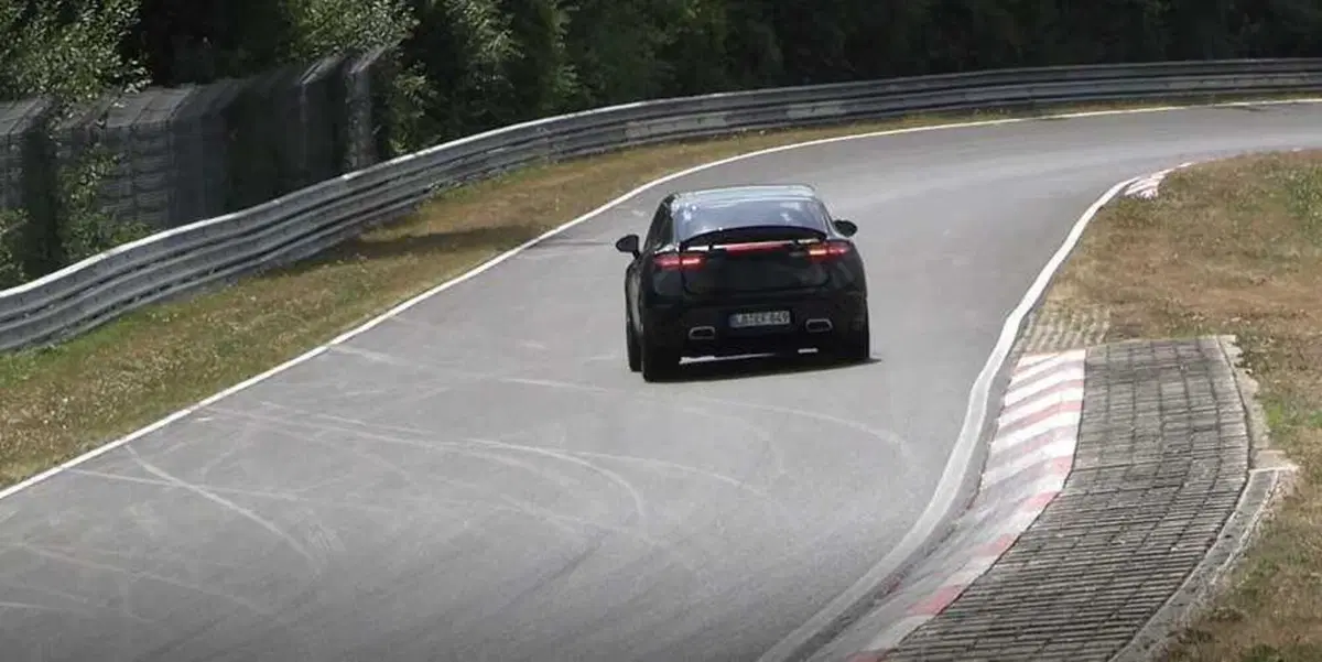Porsche Macan Elettrica, ecco le foto spia (2)