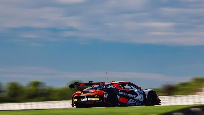 GTWCE, Valencia: Audi vince gara 2. Rossi out