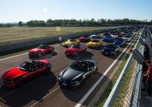 È record del Guinness per le Mazda MX-5: 707 auto in pista tutte in corsa