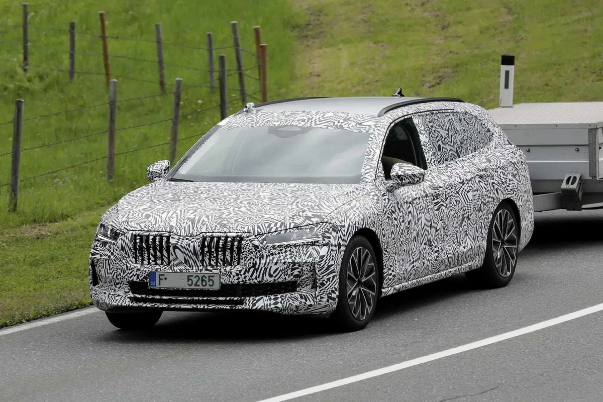 Skoda Superb 2023, ecco le foto spia (2)