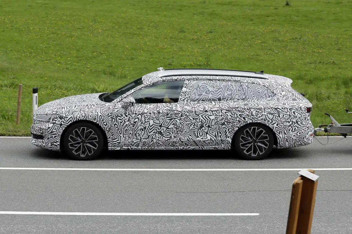 Skoda Superb 2023, ecco le foto spia (3)