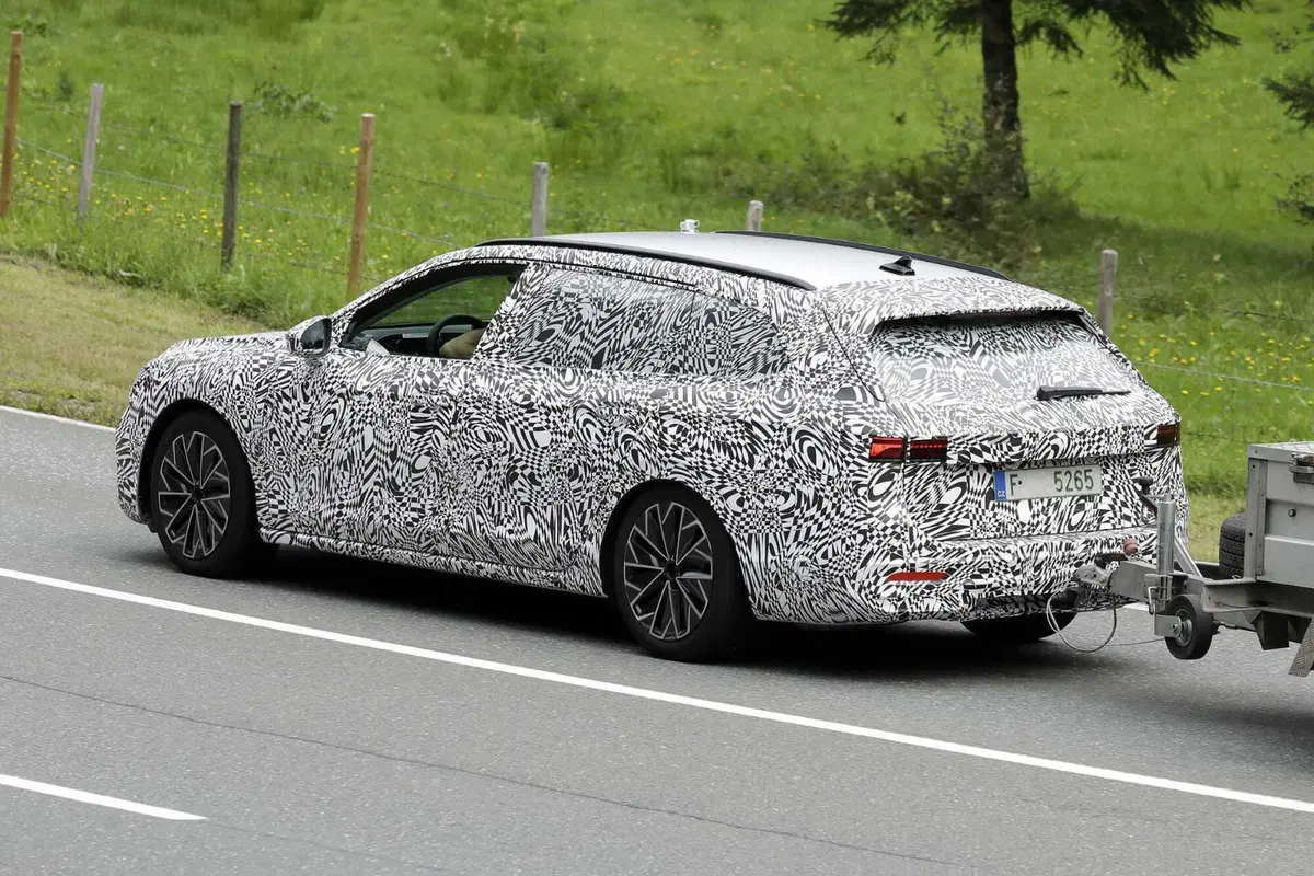 Skoda Superb 2023, ecco le foto spia (4)