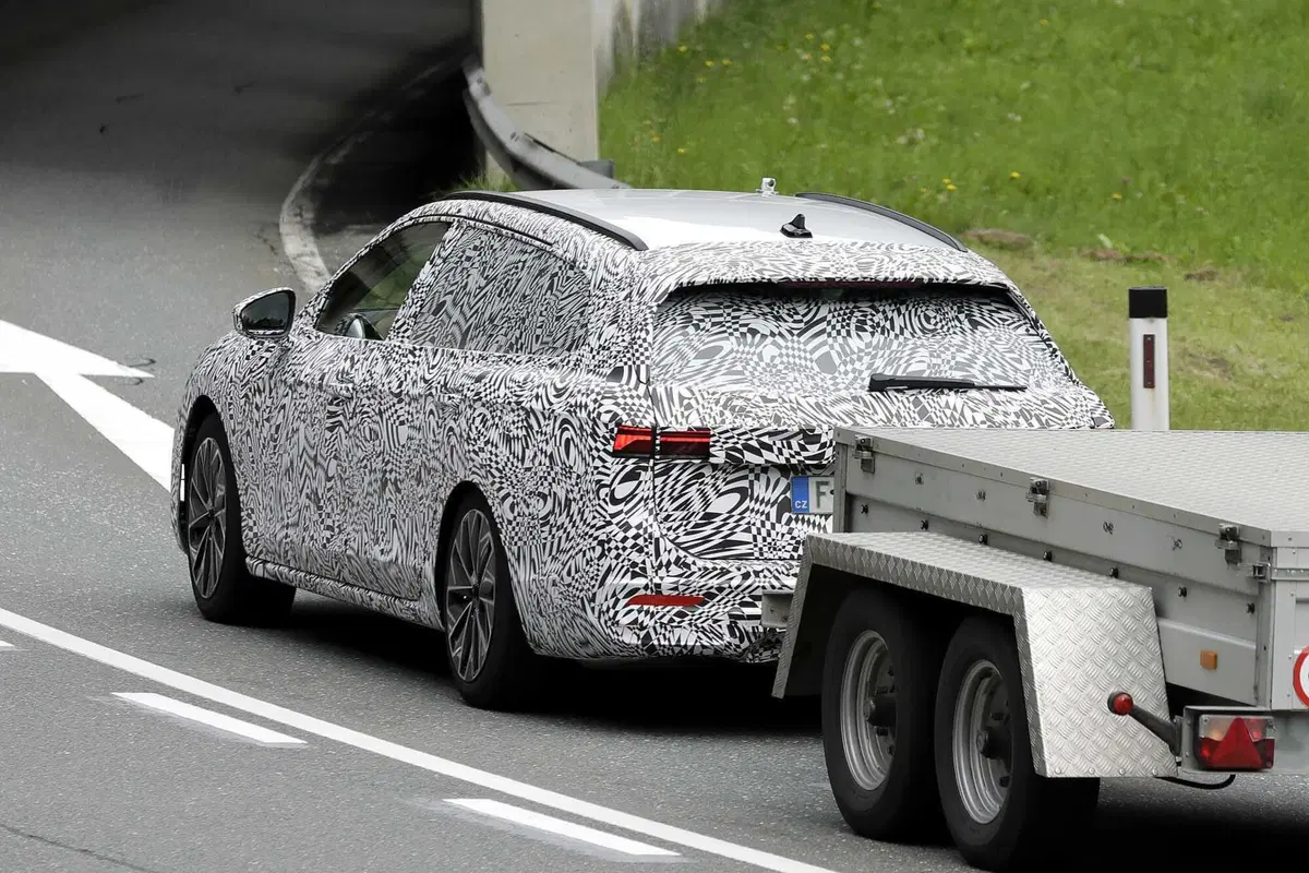 Skoda Superb 2023, ecco le foto spia (5)