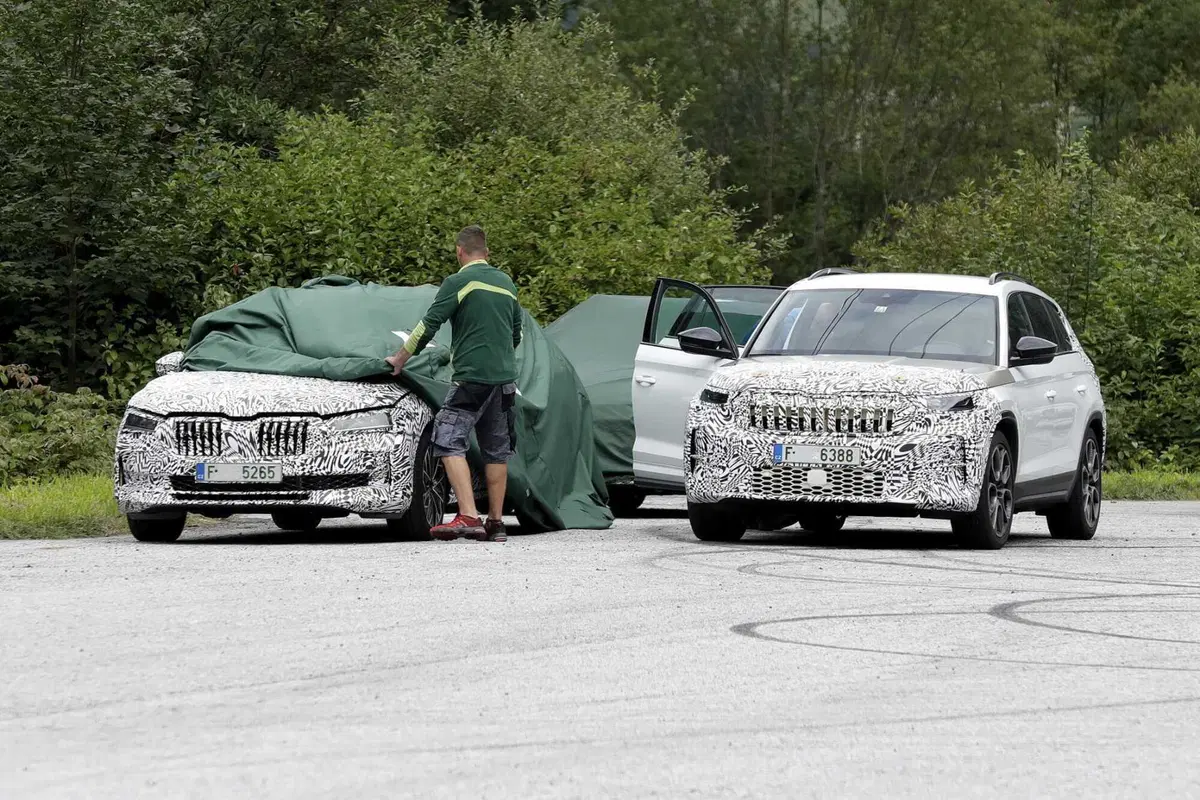 Skoda Superb 2023, ecco le foto spia (6)
