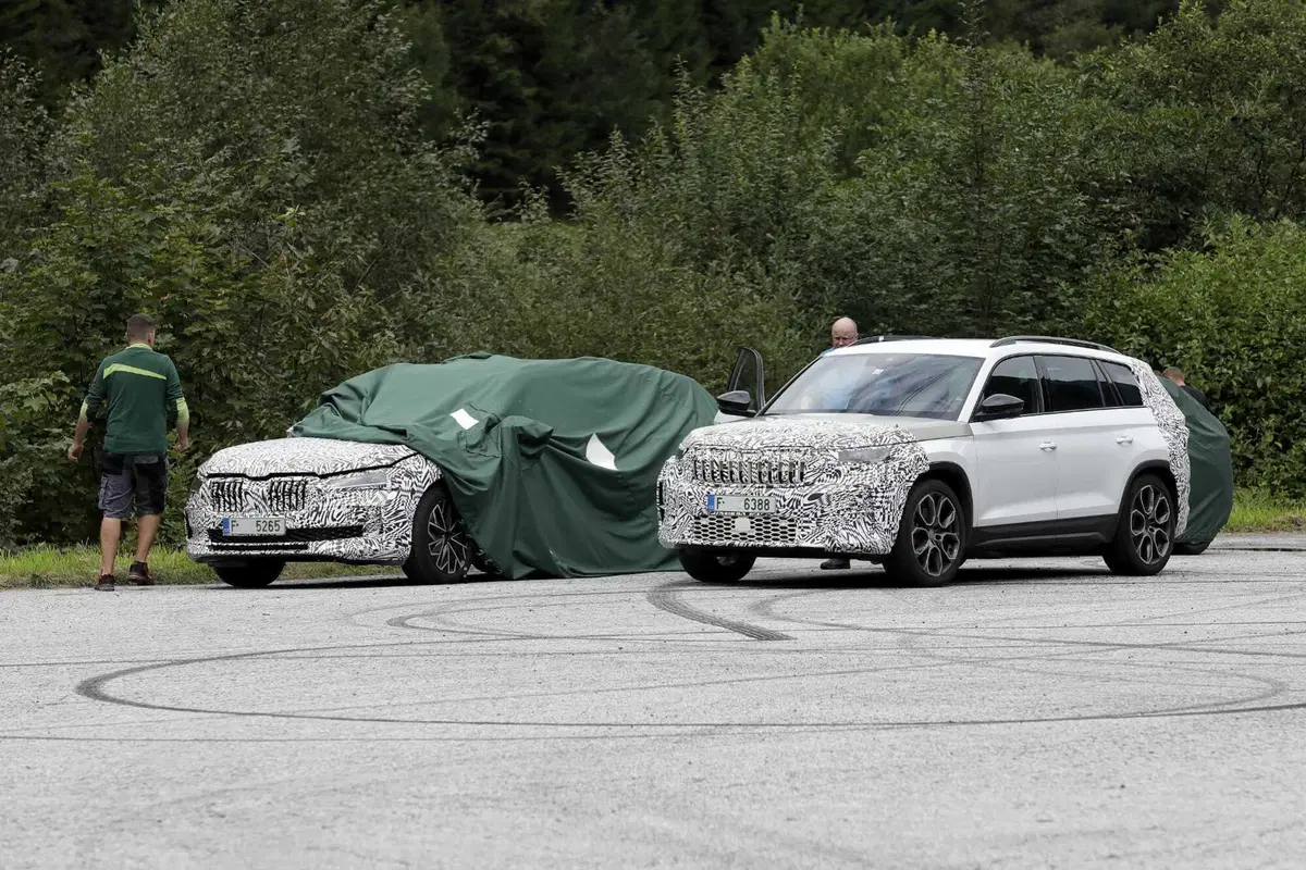 Skoda Superb 2023, ecco le foto spia (7)