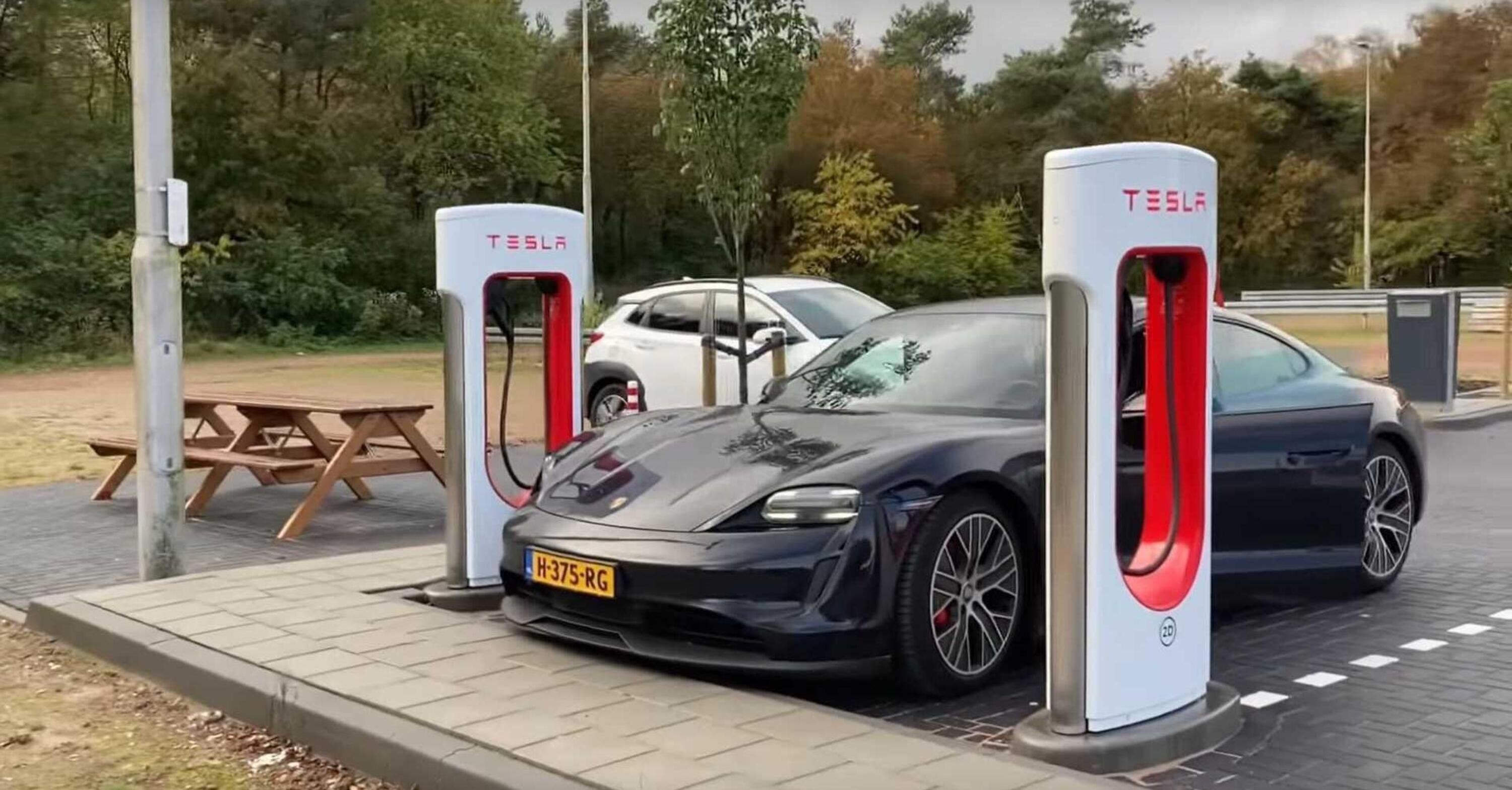 Tesla aumenta il costo: la bolletta dei supercharger &egrave; tosta