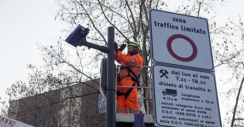 Digos e Squadra Mobile &quot;appiedati&quot; a Milano: sono bloccati dall&#039;area B