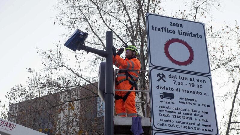 Digos e Squadra Mobile &quot;appiedati&quot; a Milano: sono bloccati dall&#039;area B