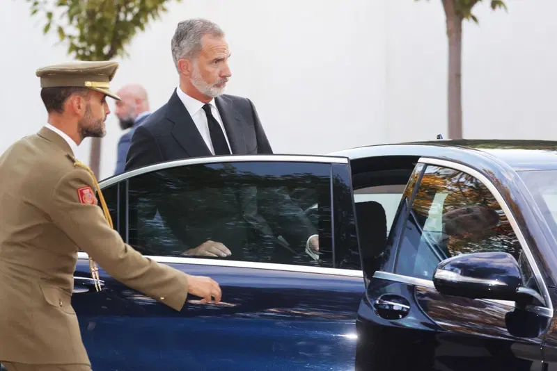 SPAGNA La famiglia reale spagnola ha una flotta di auto abbastanza ampia, che include Cadillac Brougham, Audi A6, Mercedes-Benz Classe S e l'esclusiva Rolls-Royce Phantom IV. Quotidianamente, il Re Felipe VI e la Regina Letizia utilizzano una Mercedes-Benz S600 Guard.