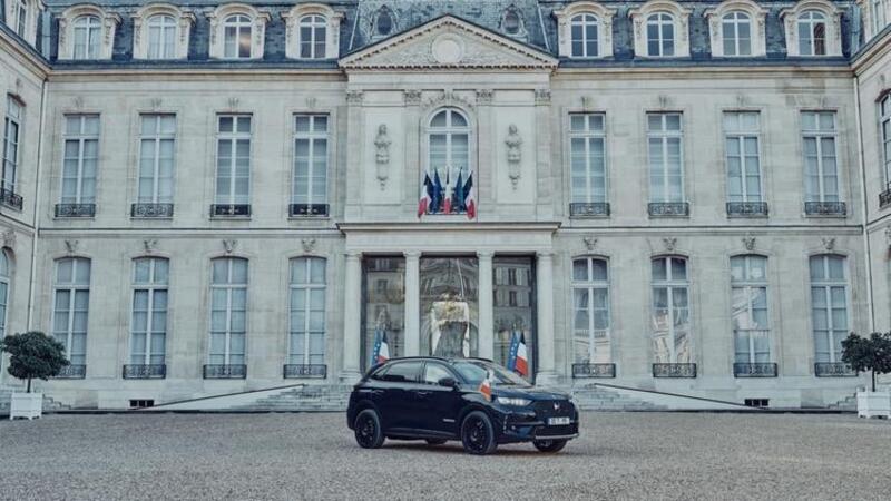 FRANCIA Il Presidente francese Emmanuel Macron ha nel suo parco in patria una DS 7 Crossback &Eacute;lys&eacute;e con passo allungato di 20 cm. Ai funerali della Regina &egrave; stato criticato per un abbigliamento definito &ldquo;casual&rdquo;