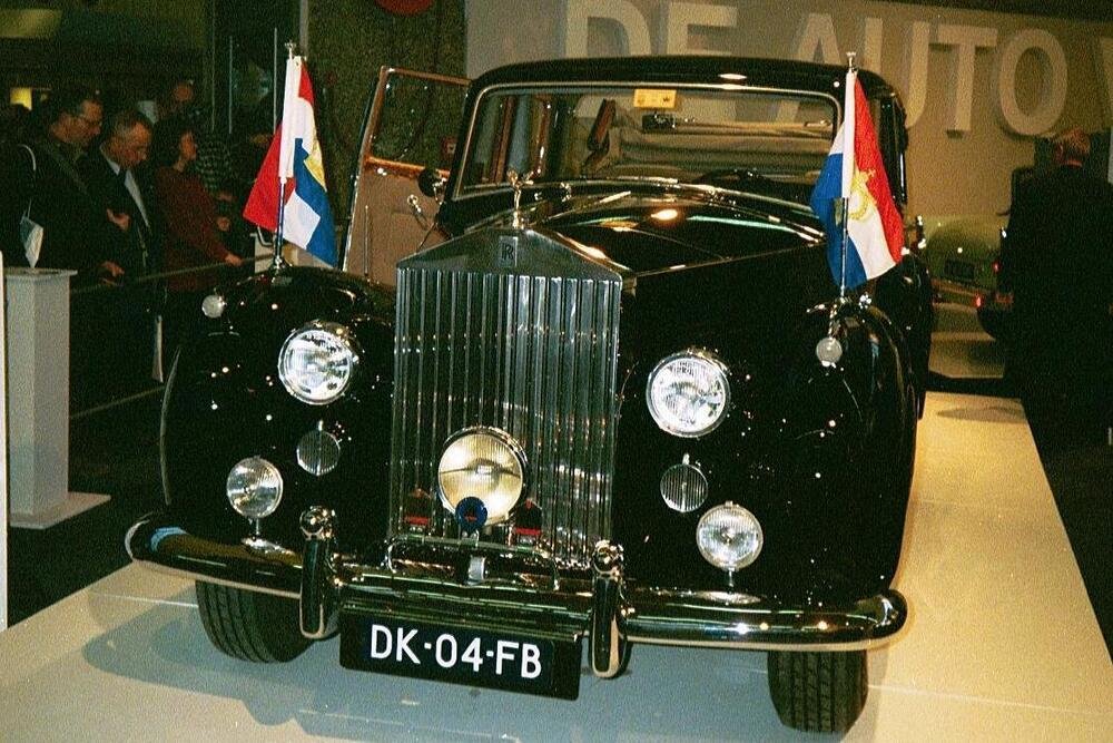 OLANDA Il Re Willem-Alexander e la regina Maxima d&#039;Olanda hanno una storia piuttosto lunga fatta di Cadillac e Rolls-Royce Silver Wraith personalizzate. Willem-Alexander ha anche un&#039;Audi A8L allungata e protetta e l&#039;ex regina Beatrice utilizza una limousine Volvo S80 a passo lungo