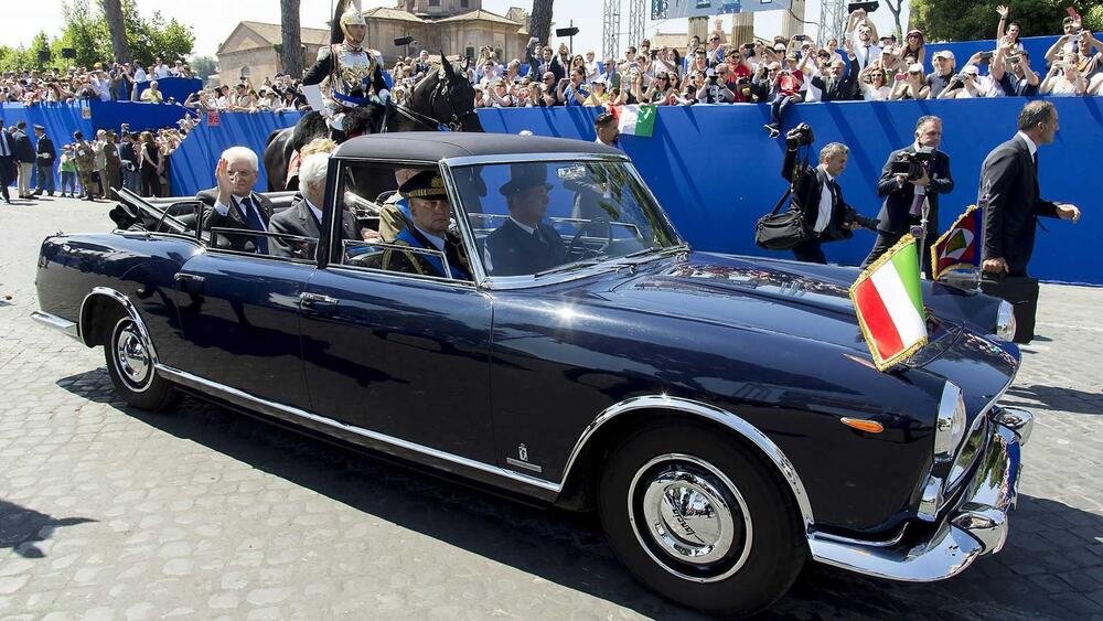 ITALIA Il Presidente della Repubblica Sergio Mattarella ha due Lancia Thesis blindate identiche, ma quando non servono veicoli protetti, ha una vasta scelta fra Lancia e Maserati.
