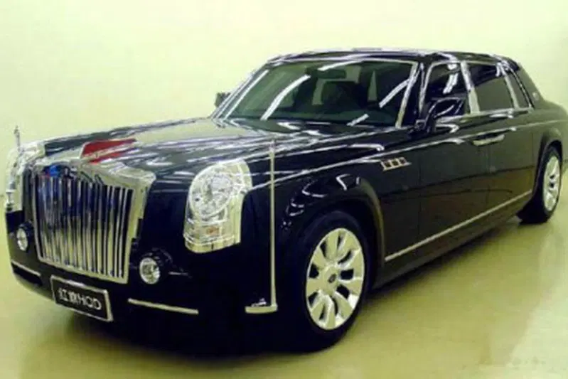 CINA Alla cerimonia ha partecipato il vice presidente Wang Qishan. L'entourage della Repubblica Popolare utilizza come auto protette le Hongqi CA72, CA770 e L5 e HQE.