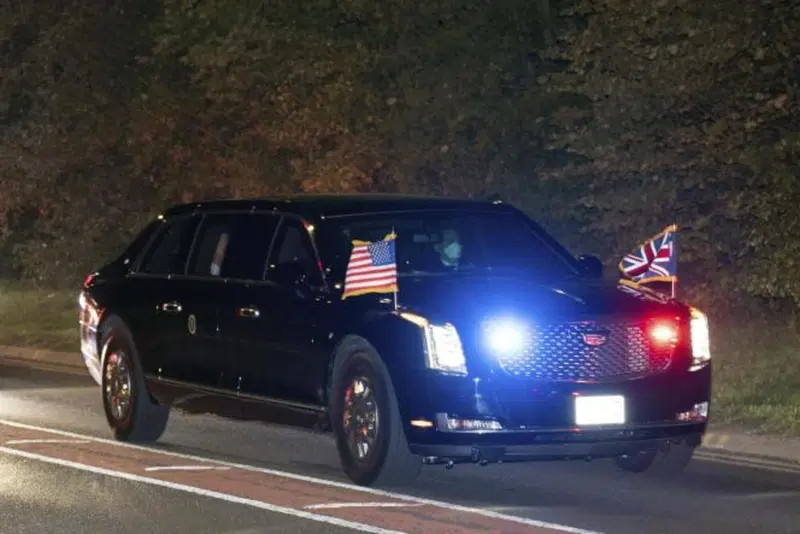 USA Il Presidente Joe Biden con la moglie Jill viaggiano di regola a bordo di auto pesantemente blindate che somigliano a delle Cadillac, in particolare sulla &ldquo;Limo One&rdquo; o pi&ugrave; informalmente &ldquo;The Beast&rdquo; costruita sulla base di un medium truck GMC. Queste auto vengono spedite in ogni parte del mondo si rechi il Presidente e sono sotto la gestione dei Servizi Segreti