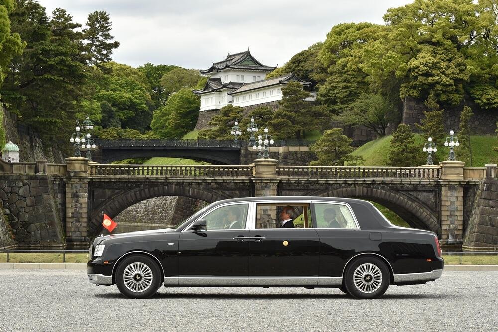 GIAPPONE L&rsquo;imperatore del Giappone Naruhito e l&rsquo;imperatrice Masako usano in patria una Toyota Century Royal da 500.000 euro limousine con il tetto aperto per permettere ai dignitari di essere acclamati