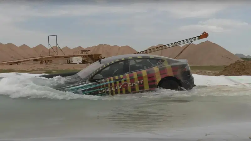 Tesla S Plaid a quota periscopica: va sott'acqua e riemerge [VIDEO]