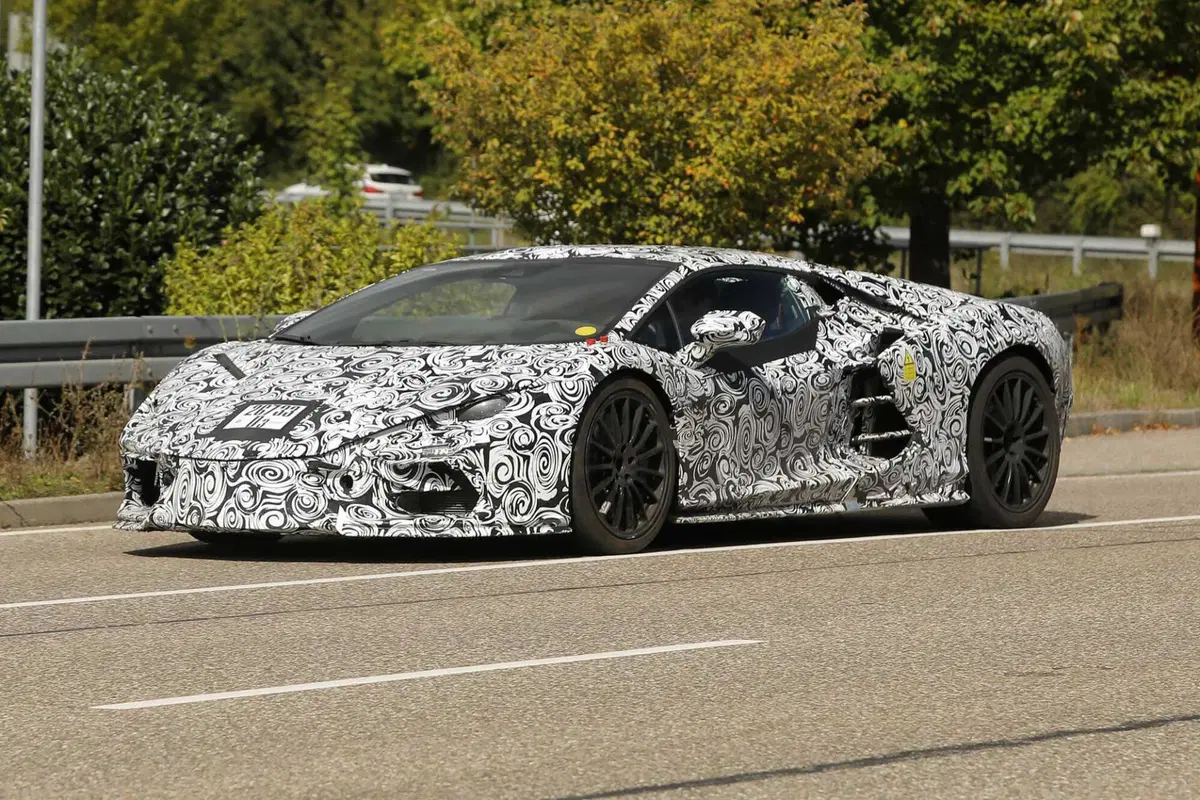 Lamborghini Aventador (ibrida) 2023, ecco le foto spia (2)