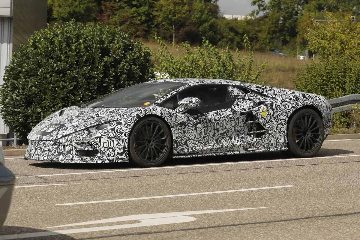 Lamborghini Aventador (ibrida) 2023, ecco le foto spia (3)