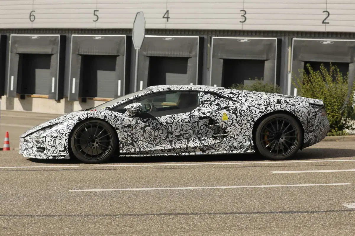 Lamborghini Aventador (ibrida) 2023, ecco le foto spia (4)