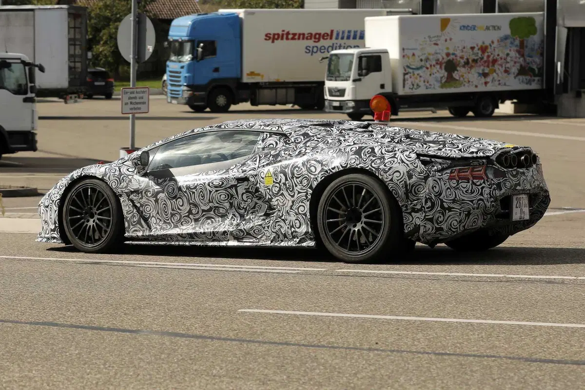 Lamborghini Aventador (ibrida) 2023, ecco le foto spia (5)