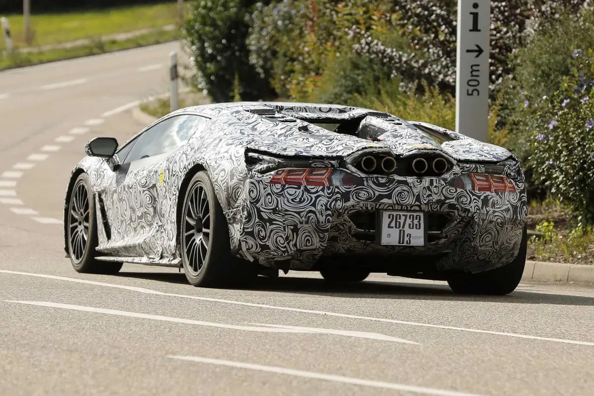 Lamborghini Aventador (ibrida) 2023, ecco le foto spia (6)