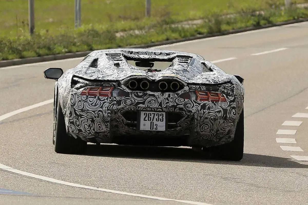 Lamborghini Aventador (ibrida) 2023, ecco le foto spia (7)