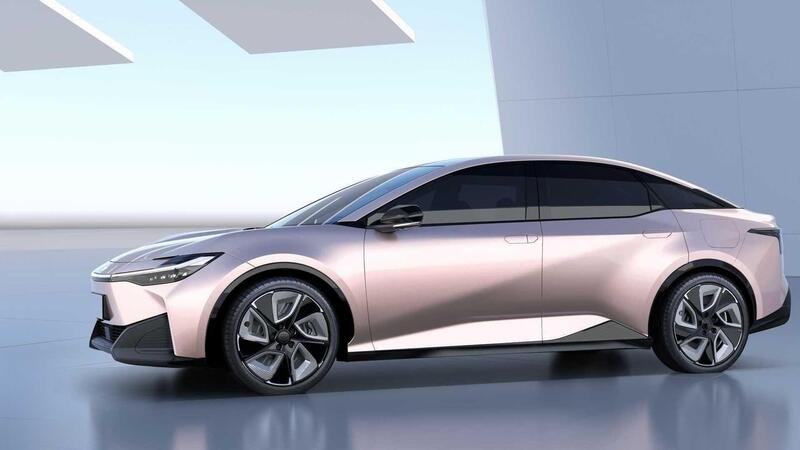 La nuova Toyota bZ3 elettrica debutta in Cina e si confronta con Tesla Model 3