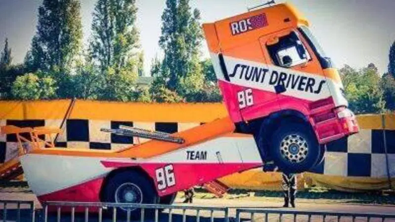 Quanti CV ci vogliono per impennare un CAMION [VIDEO]