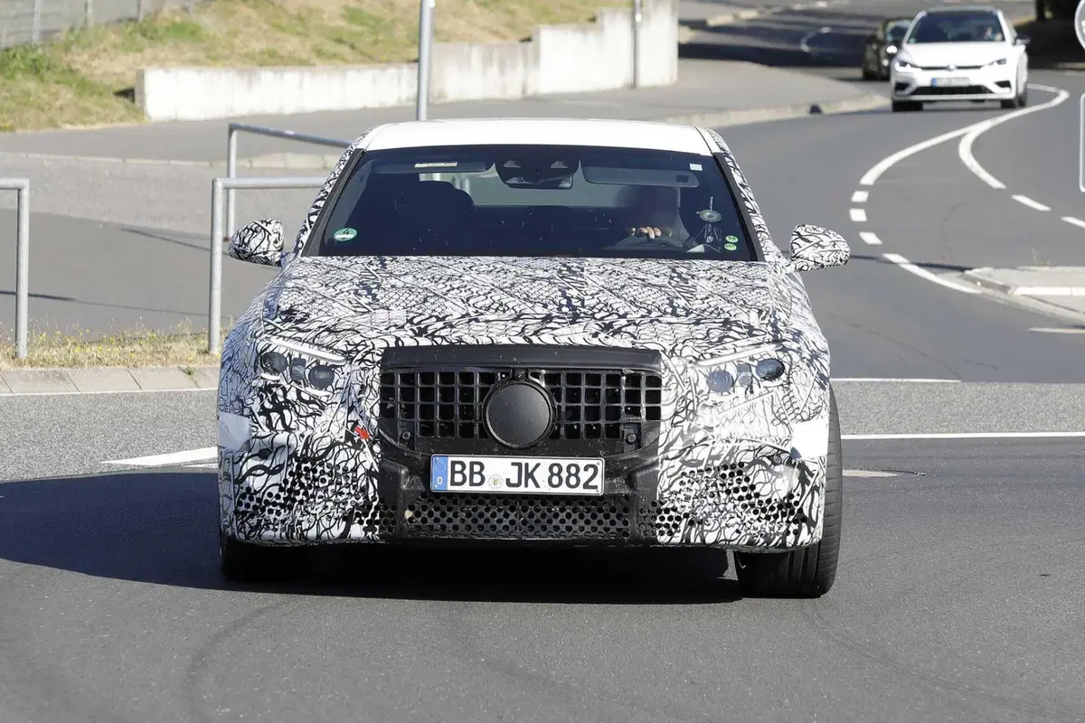 Mercedes-AMG E53 (ibrida) 2023, ecco le foto spia (2)