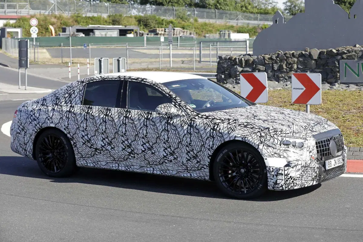 Mercedes-AMG E53 (ibrida) 2023, ecco le foto spia (3)