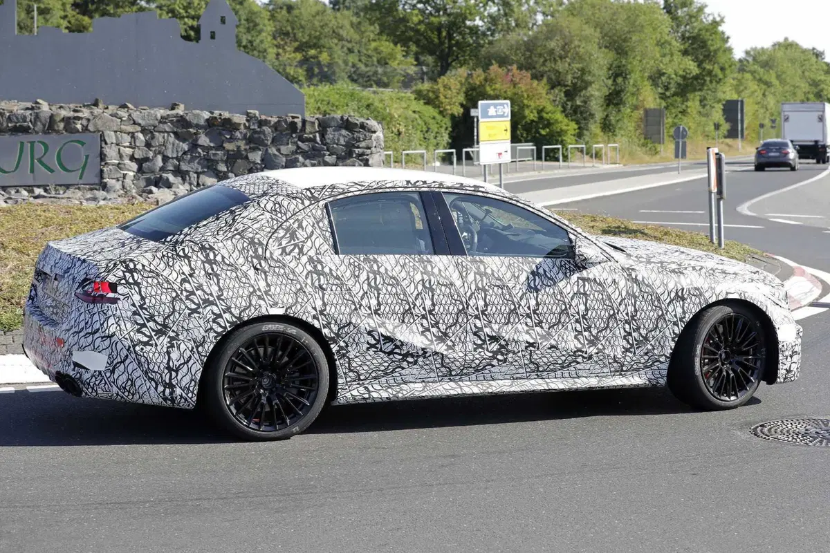 Mercedes-AMG E53 (ibrida) 2023, ecco le foto spia (4)