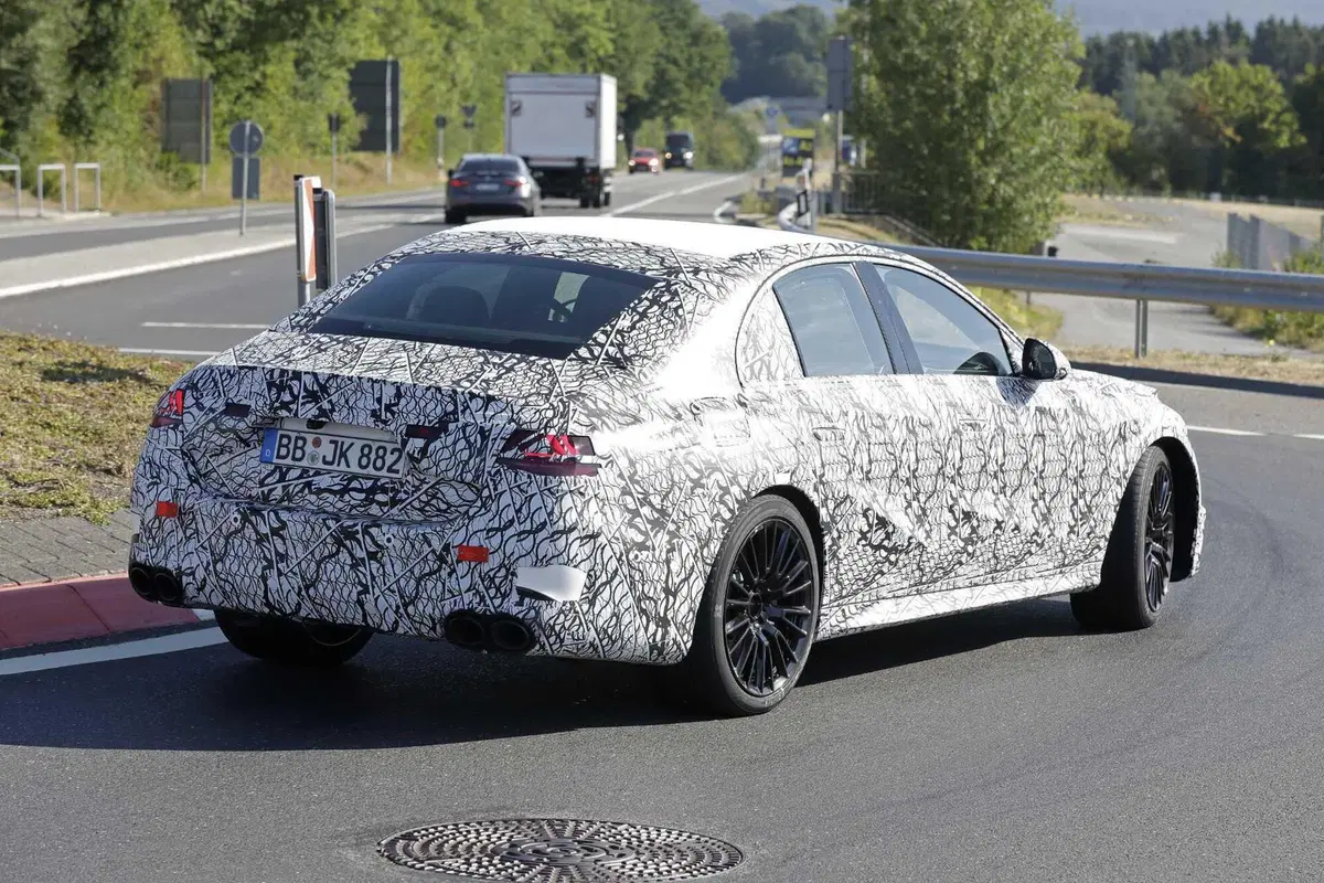 Mercedes-AMG E53 (ibrida) 2023, ecco le foto spia (5)