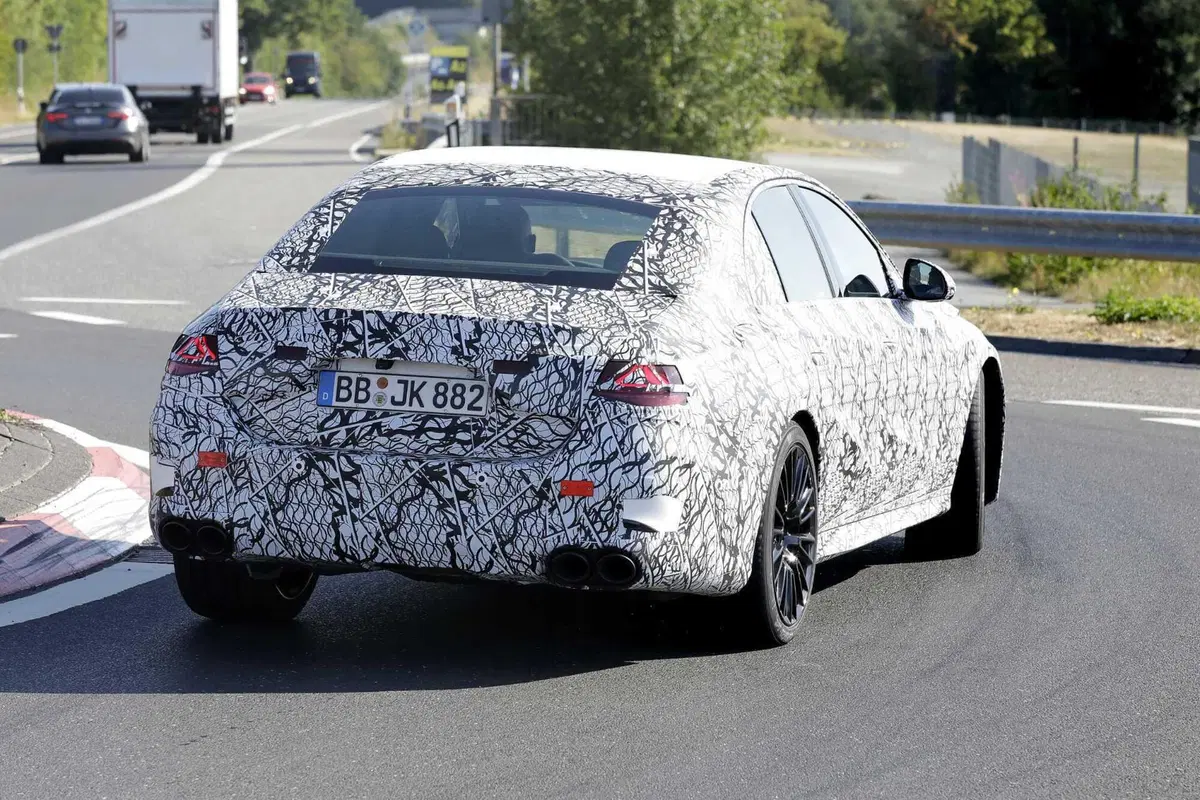Mercedes-AMG E53 (ibrida) 2023, ecco le foto spia (6)