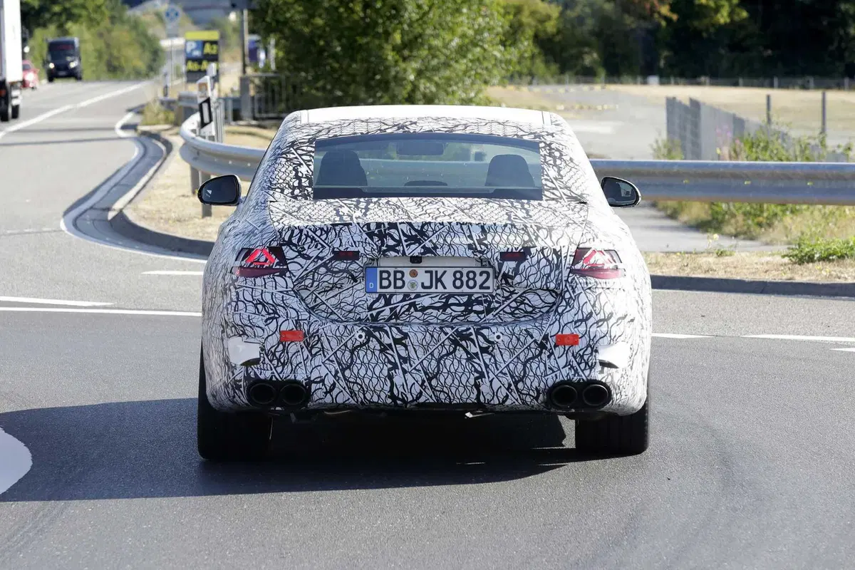 Mercedes-AMG E53 (ibrida) 2023, ecco le foto spia (7)