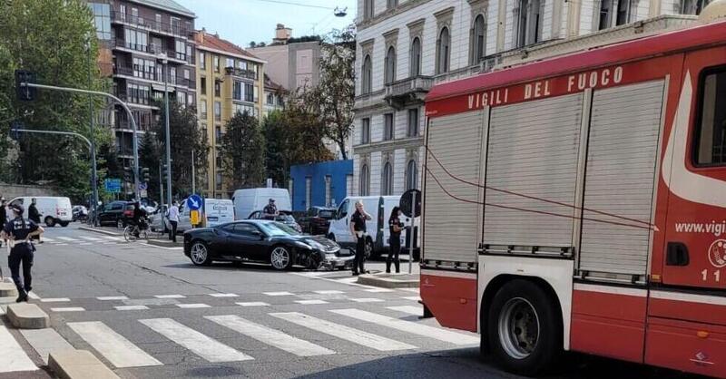 Clamoroso crash a Porta Venezia: Ferrari F430 contro Polizia Locale