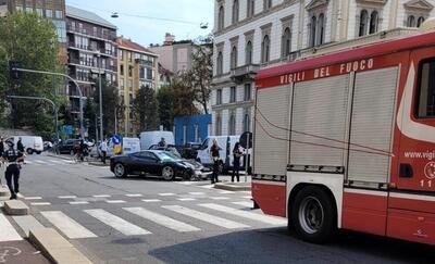 Clamoroso crash a Porta Venezia: Ferrari F430 contro Polizia Locale