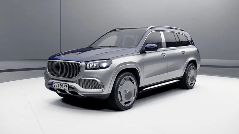 Mercedes di lusso che "tirano". Addio auto economiche 