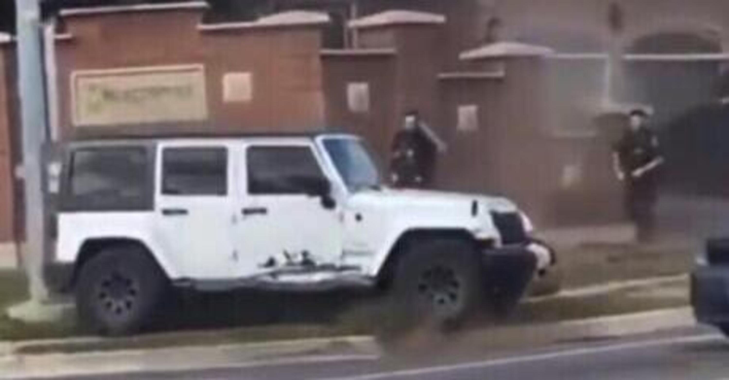 Con la Jeep Wrangler cerca di scappare dalla Polizia e fa un macello [VIDEO]