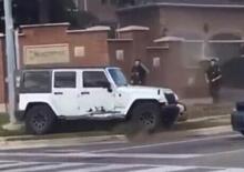 Con la Jeep Wrangler cerca di scappare dalla Polizia e fa un macello [VIDEO]