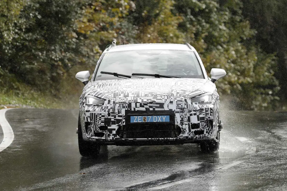 Cupra Leon, ecco le foto spia del nuovo Facelift  (2)