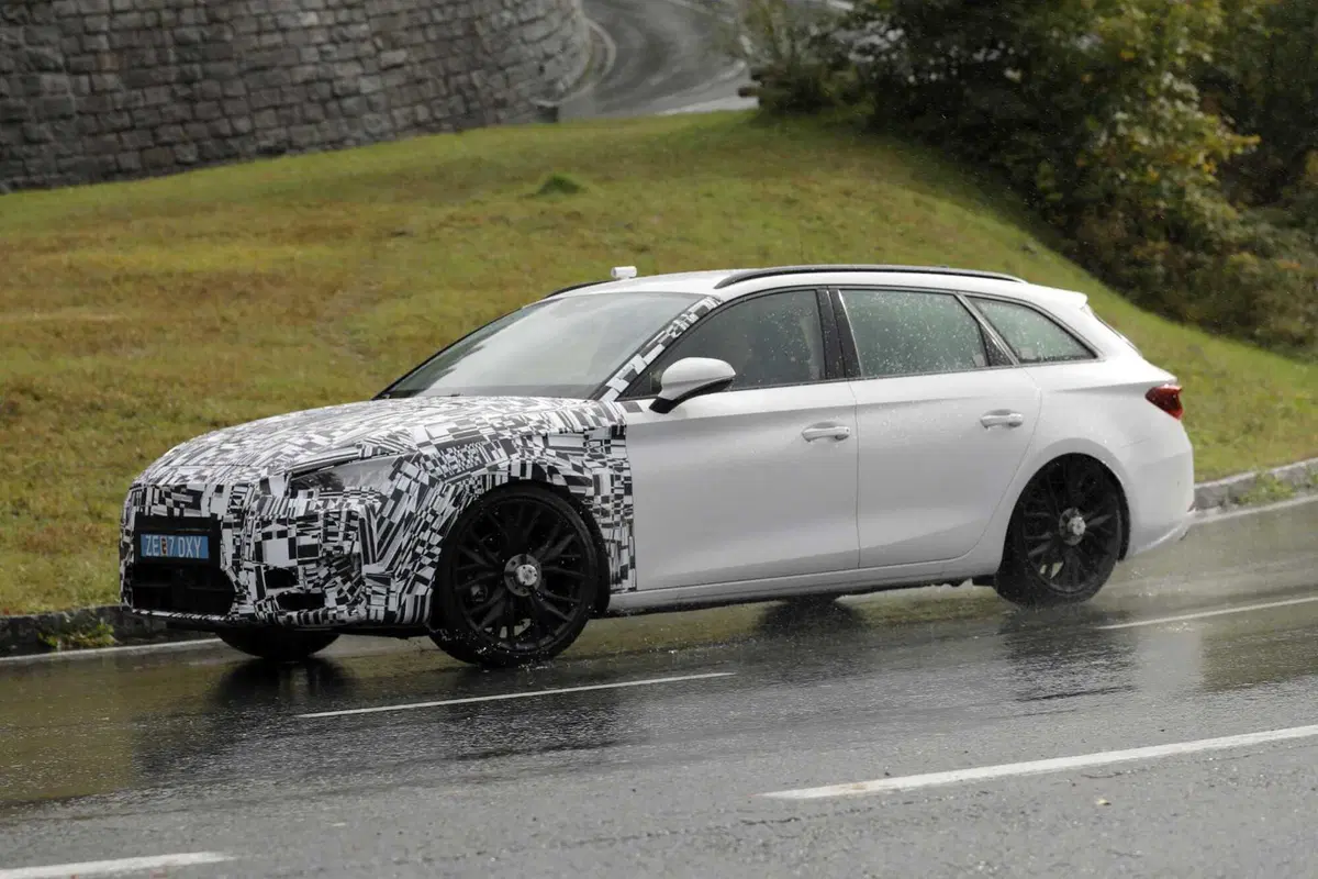 Cupra Leon, ecco le foto spia del nuovo Facelift  (3)