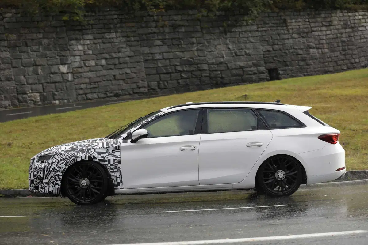 Cupra Leon, ecco le foto spia del nuovo Facelift  (4)