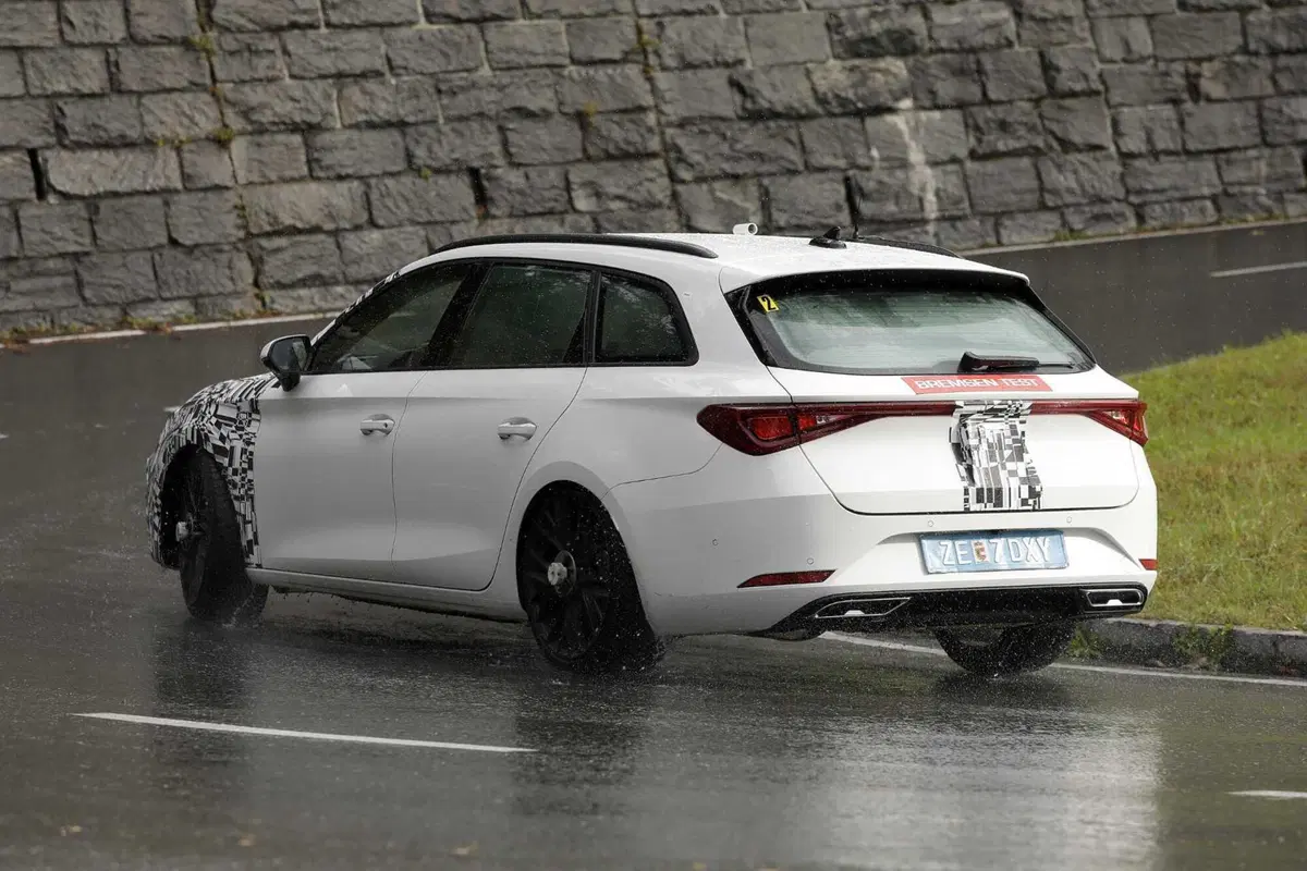 Cupra Leon, ecco le foto spia del nuovo Facelift  (5)