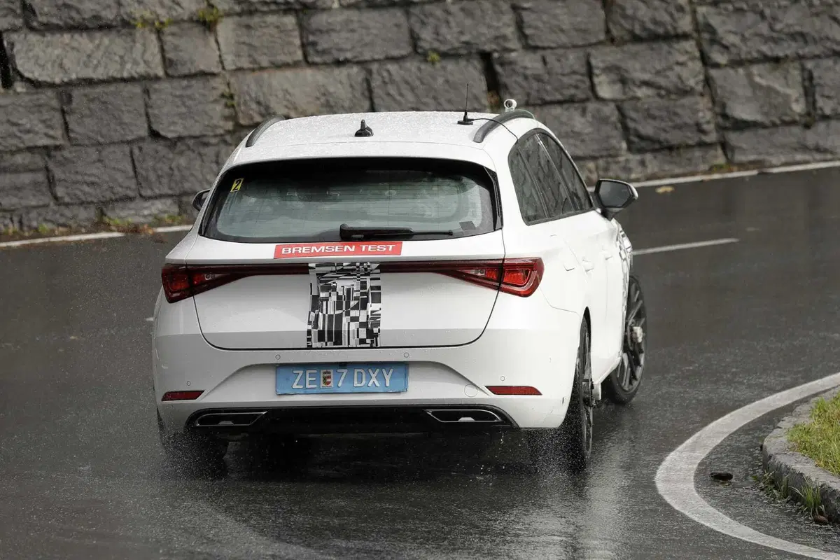 Cupra Leon, ecco le foto spia del nuovo Facelift  (6)