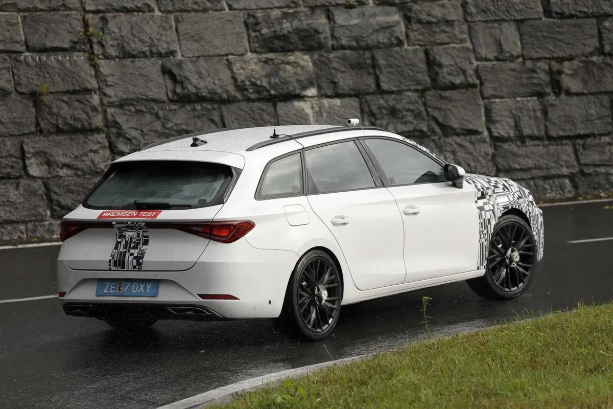 Cupra Leon, ecco le foto spia del nuovo Facelift  (7)