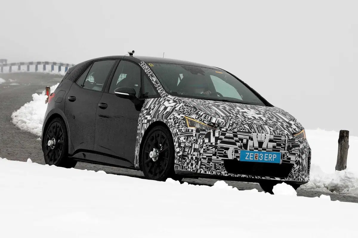 Cupra Born, ecco le foto spia del nuovo Facelift (2)